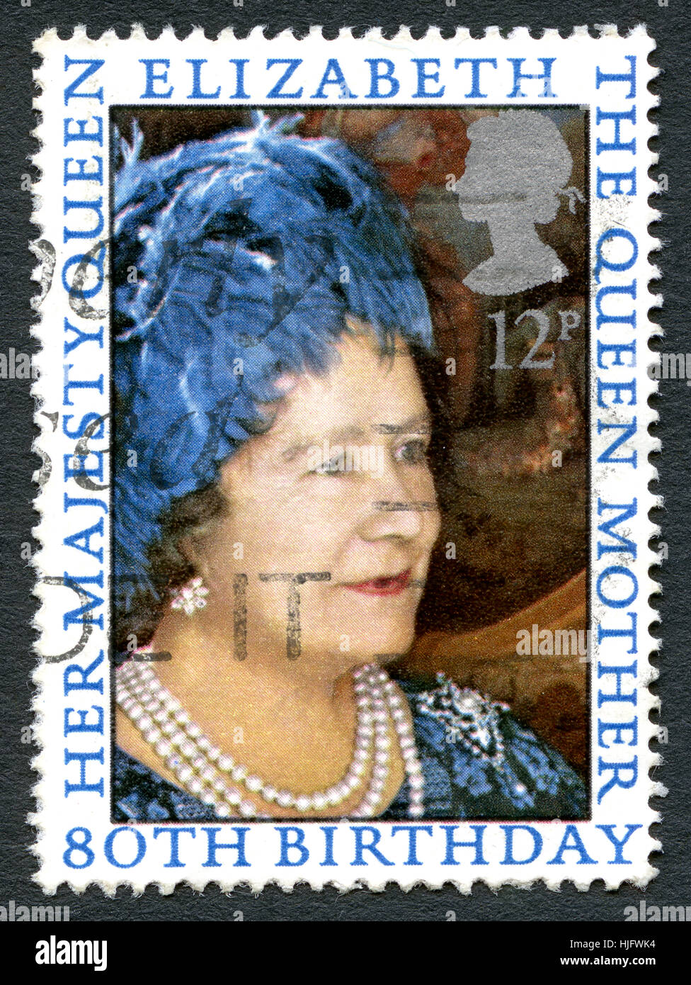 Großbritannien - CIRCA 1980: Eine gebrauchte britische Briefmarke feiert 80. Geburtstag von Elizabeth die Königin-Mutter, circa 1980. Stockfoto
