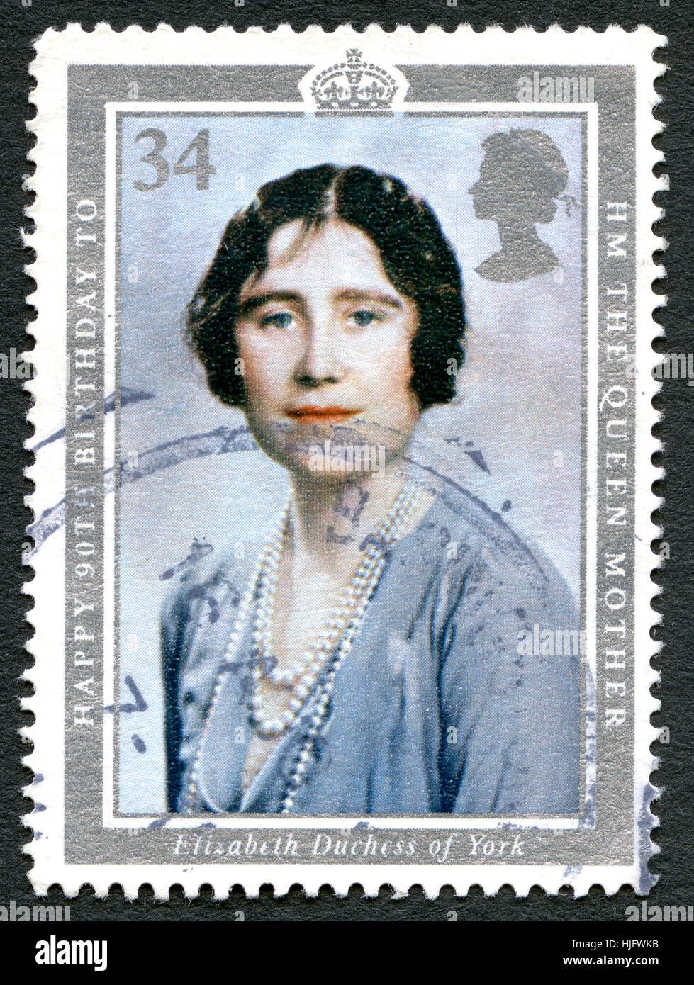 Großbritannien - CIRCA 1990: Eine gebrauchte britische Briefmarke feiert den 90. Geburtstag von Elizabeth die Königin-Mutter, circa 1990. Stockfoto