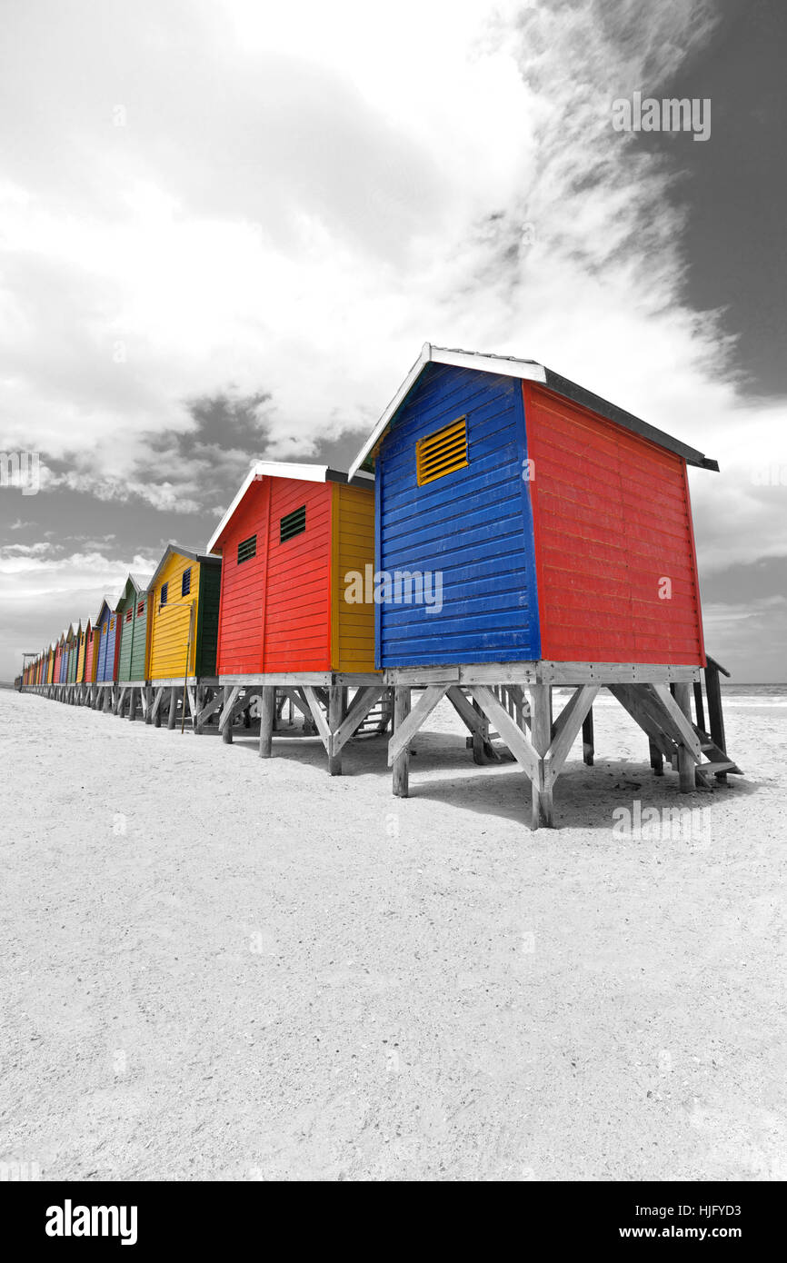 Reihe von bemalten Strandhütten in Kapstadt, Südafrika Stockfoto