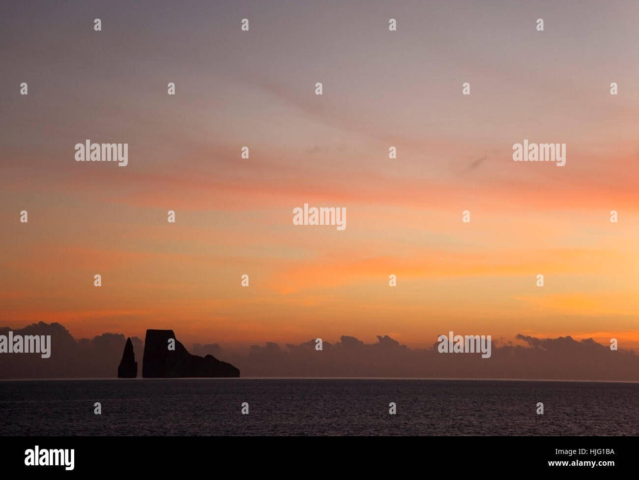 Kicker Rock bei Sonnenuntergang auf den Galapagos-Inseln Stockfoto