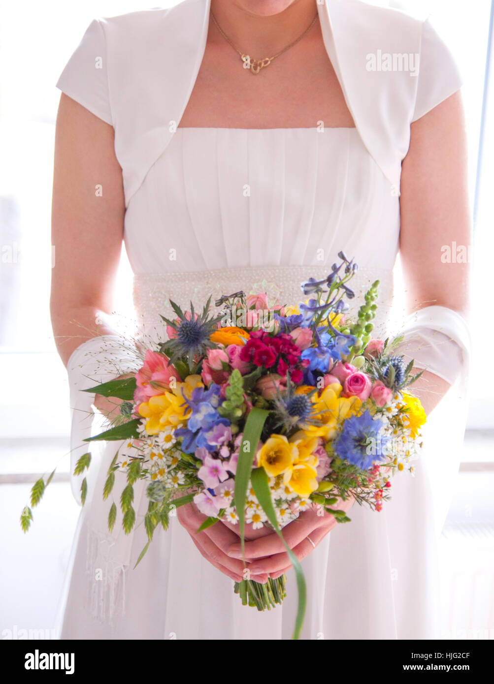 Braut, Brautkleid, Brautstrauß, stehend, Hochzeitstag, Hochzeit, Bräutigam, Ehe, Ehe versprechen, für immer, schönsten, Hand, Hände Stockfoto