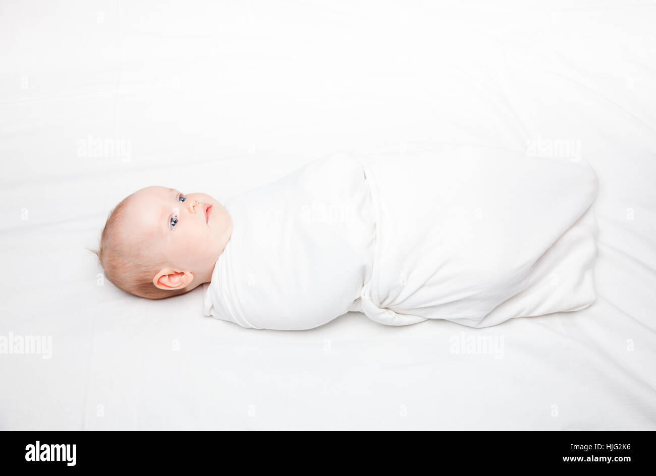Swaddled baby -Fotos und -Bildmaterial in hoher Auflösung – Alamy