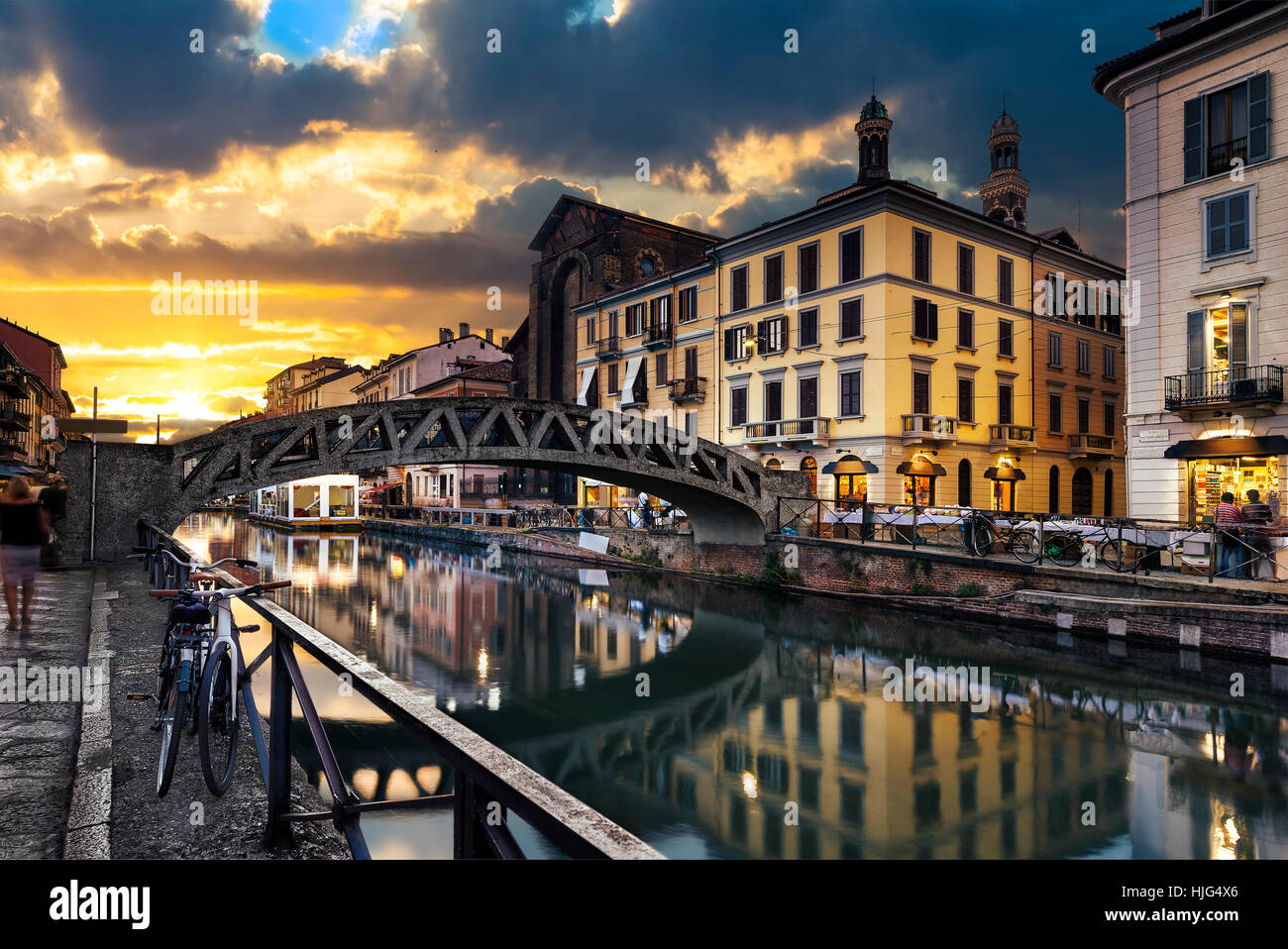 Brücke über den Canal Naviglio Grande am Abend in Mailand, Italien Stockfoto