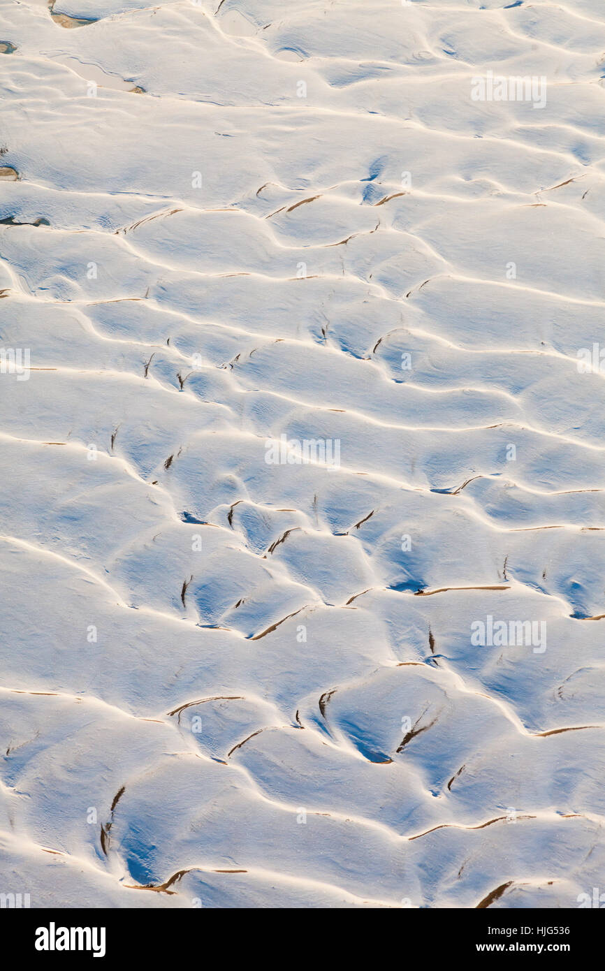 Schneewehen am Ufer Flusses Stockfoto