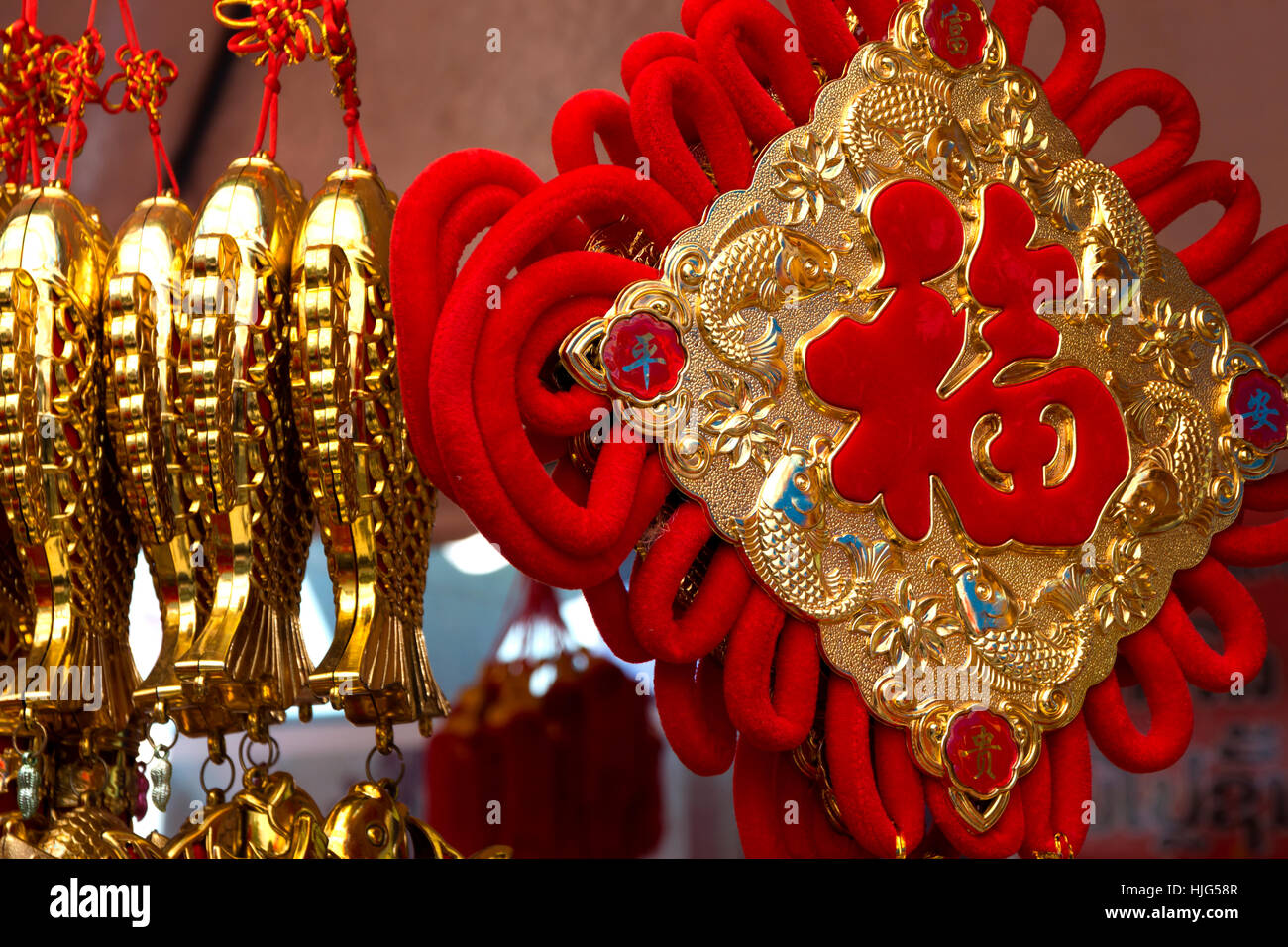 traditionelles Dekor für Glück beim chinesischen Neujahrsfest rote Hieroglyphe Nahaufnahme selektiven Fokus Stockfoto