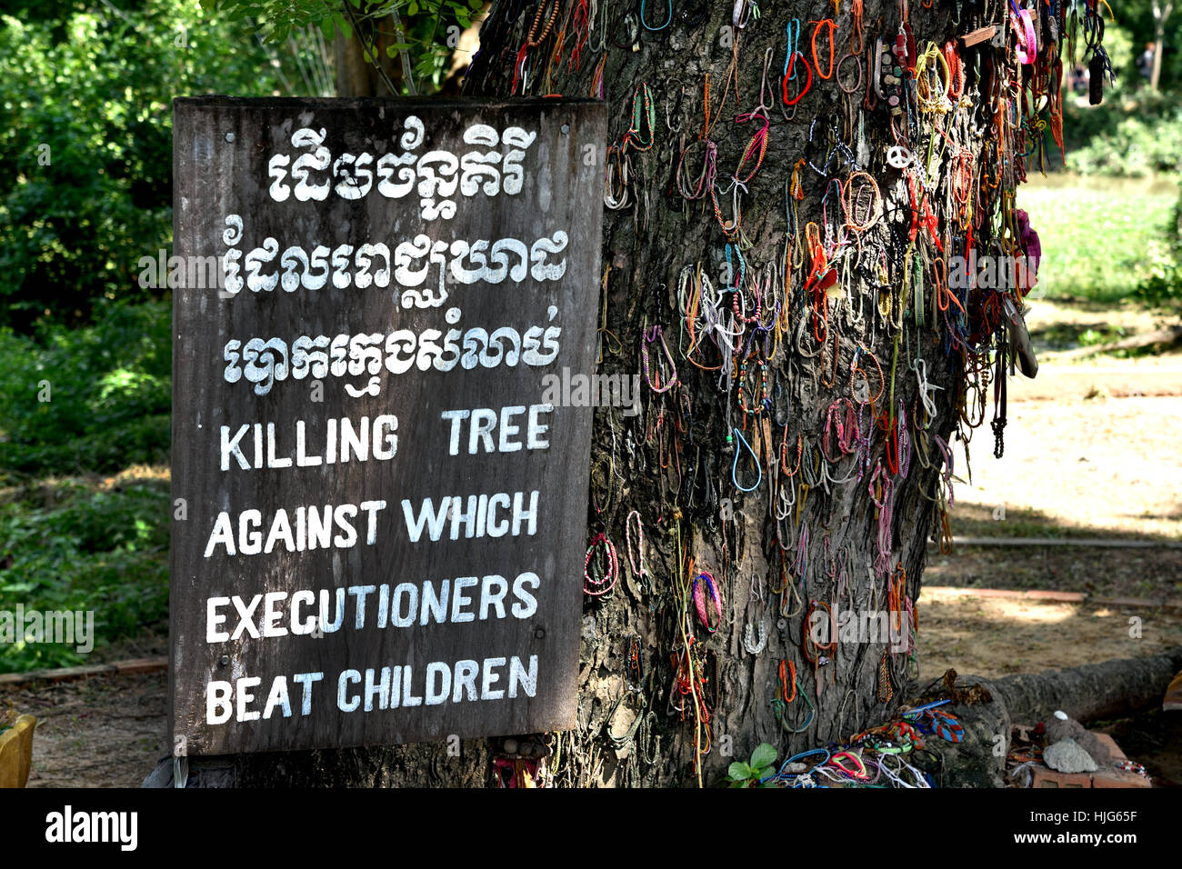 Killing Tree gegen die Henker Kinder - Memorial Site The Killing Fields - Choeung Ek Museum of Cambodia schlagen (Massengrab der Opfer von Pol Pot - Khmer Rouge von 1963 bis 1997.) Phnom Penh Kambodscha Stockfoto