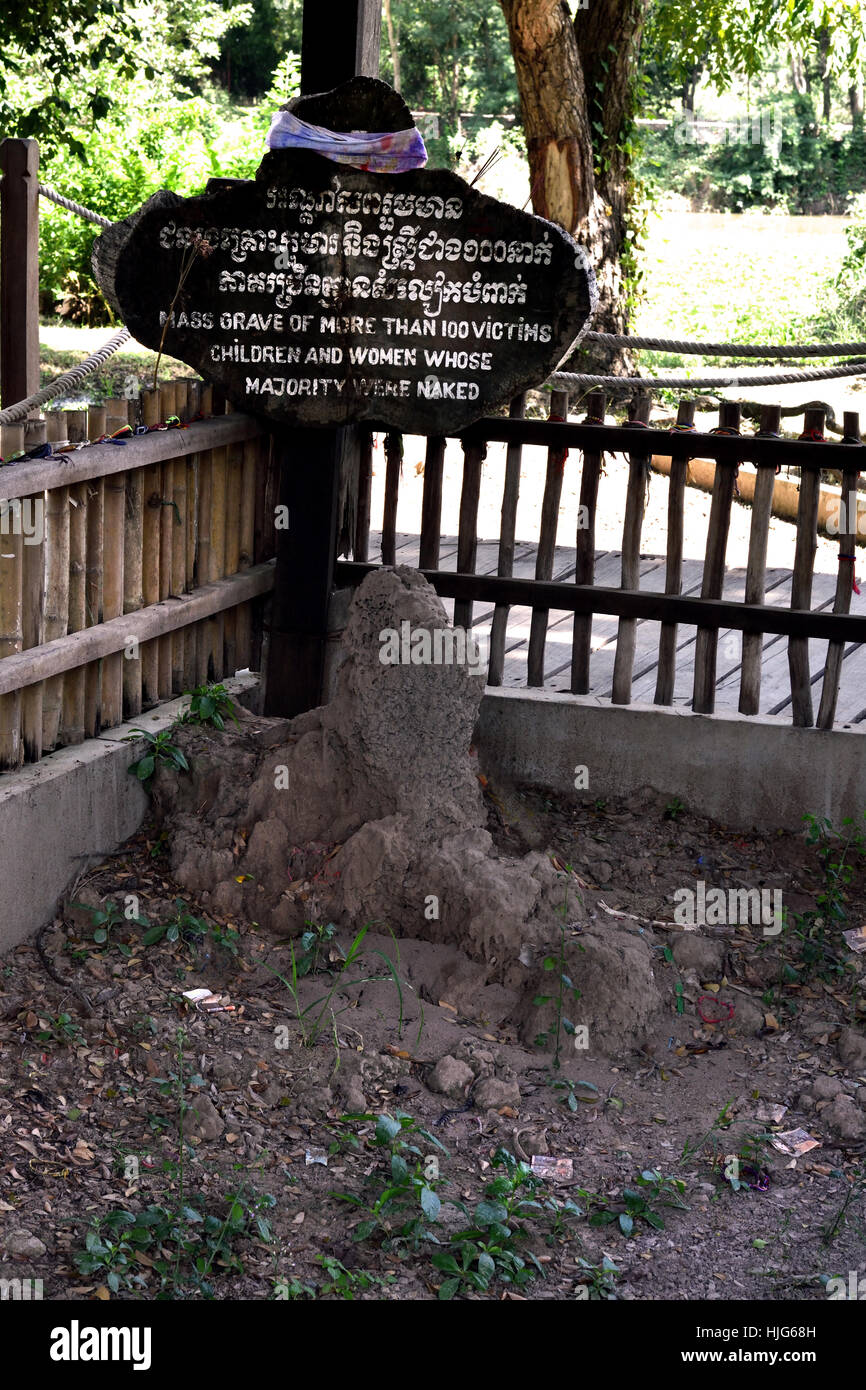 Mass Grave - Memorial Site The Killing Fields - Choeung Ek Museum of Cambodia (Massengrab der Opfer von Pol Pot - Khmer Rouge von 1963 bis 1997.) Phnom Penh Kambodscha Stockfoto