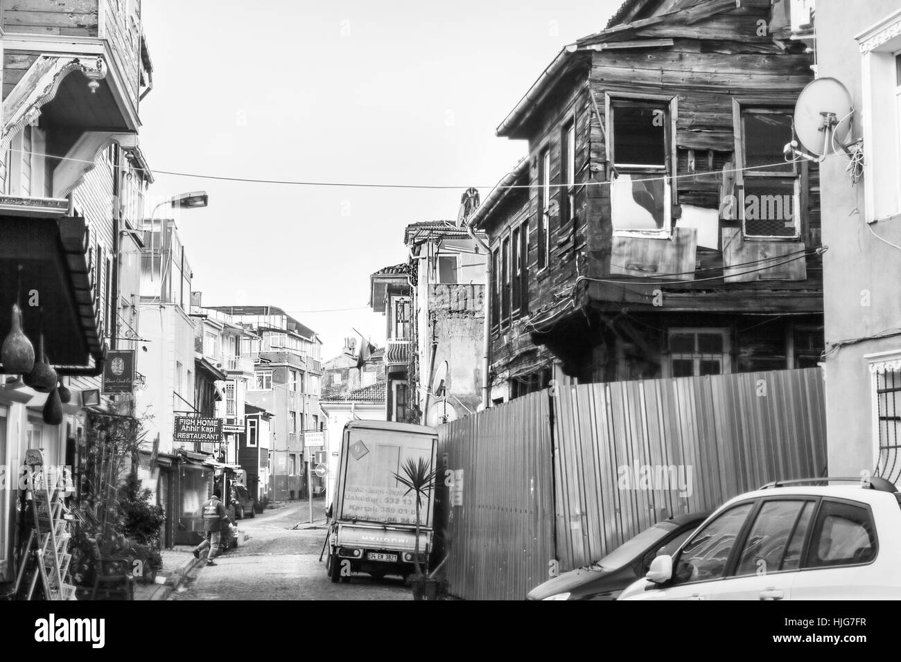 27. Dezember 2017 - Istanbul, Türkei: einer der alten historischen Viertel von Istanbul, Türkei, in schwarz und weiß Stockfoto