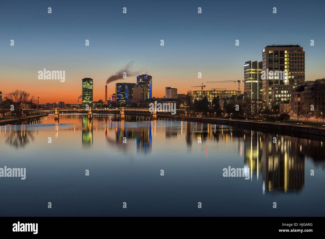Westhafen Tower, Union Investment Wolkenkratzer und Untermainbrücke bei Sonnenuntergang, Abend, Frankfurt am Main, Hessen, Deutschland Stockfoto