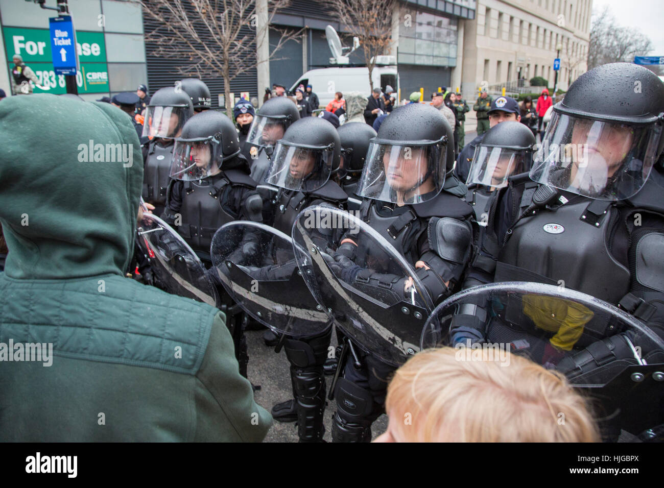 Washington, DC USA - Polizei in Kampfmontur fernhalten Demonstranten eine Sicherheitskontrolle bei der Amtseinführung von Präsident Trump. Stockfoto