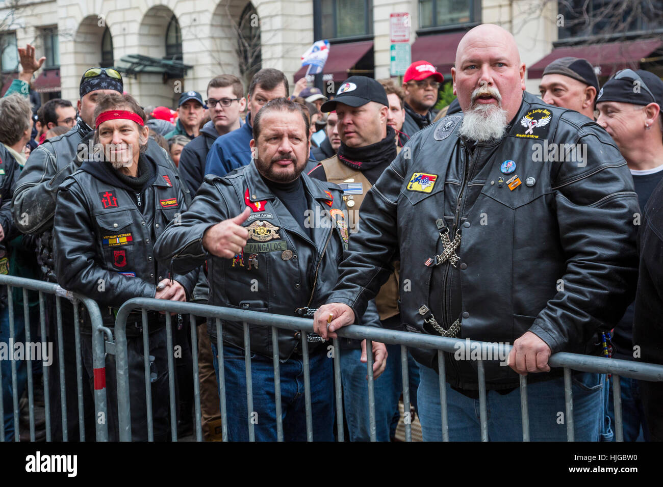 Washington, DC USA - 20. Januar 2017 - Mitglieder von Bikern für Trump warten in der Schlange für die Sicherheitskontrollen vor der Eröffnungsfeier Donald Trump. Stockfoto