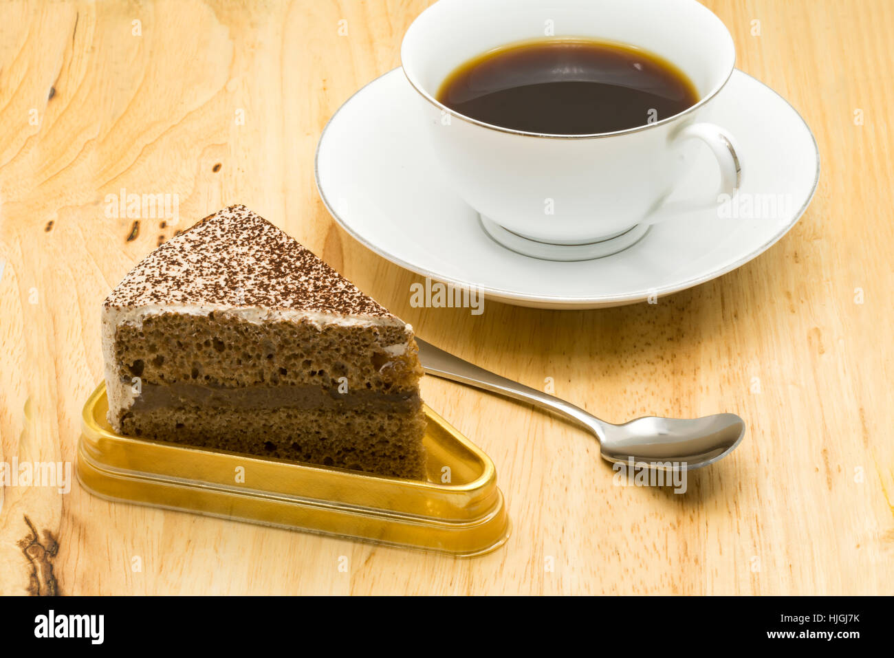 Kaffee-Kuchen mit einer Tasse Kaffee auf Holzbrett Stockfoto