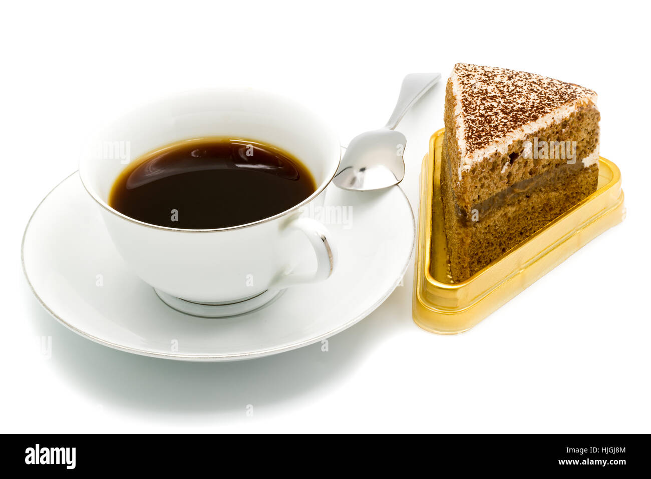 Kaffee-Kuchen und eine Tasse schwarzen Kaffee mit einem Löffel auf weißem Hintergrund Stockfoto
