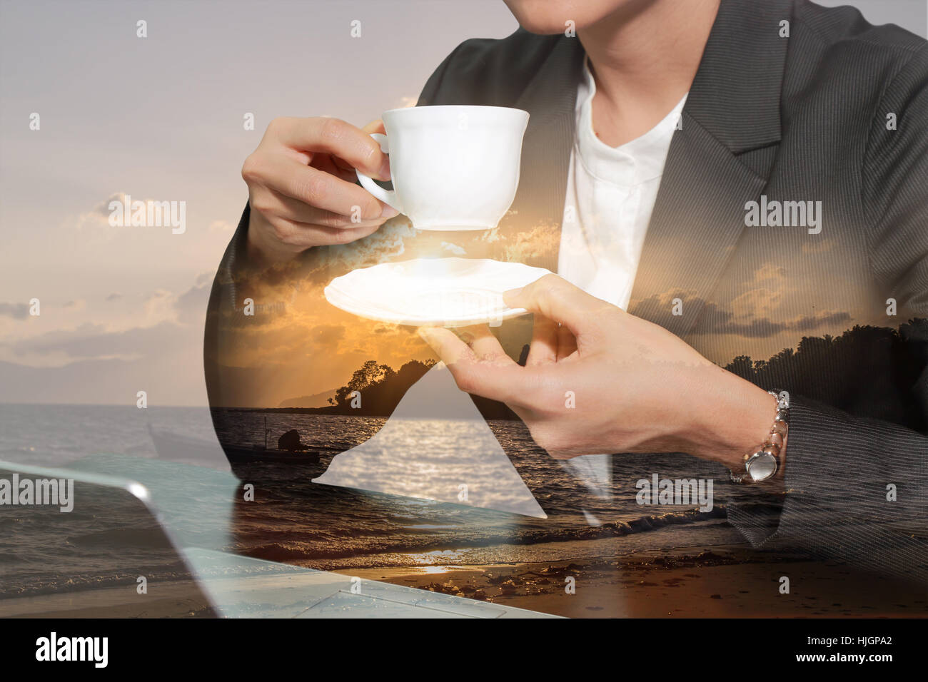 Doppelbelichtung Business-Frau trinken einen Kaffee, Tee und Sonnenaufgang am Strand. Stockfoto