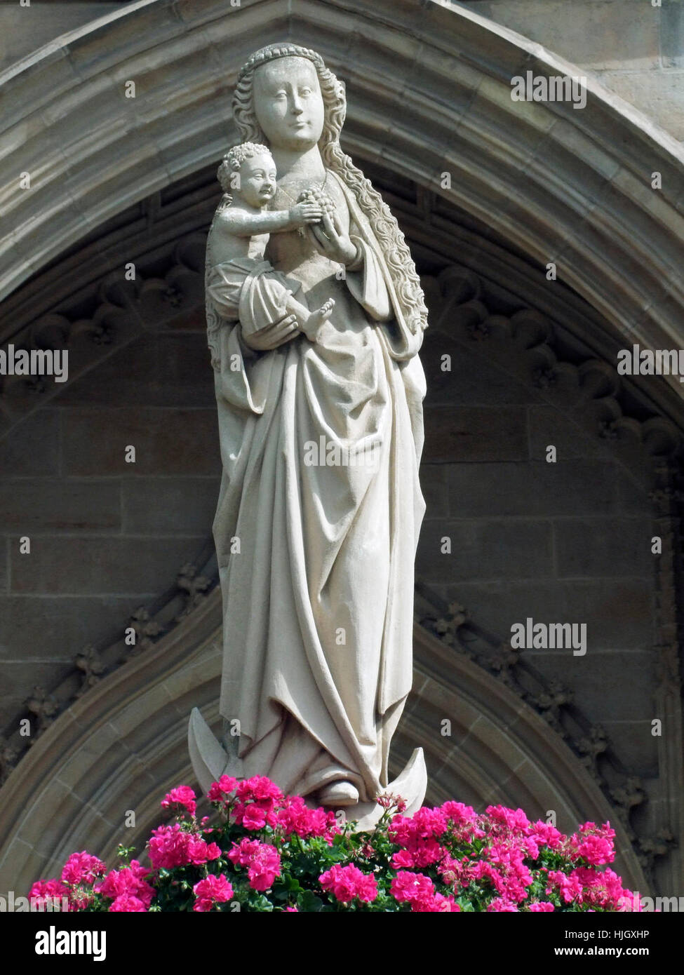 Statue von Maria und Kind in Weimar, eine Stadt in Thüringen (Deutschland) Stockfoto