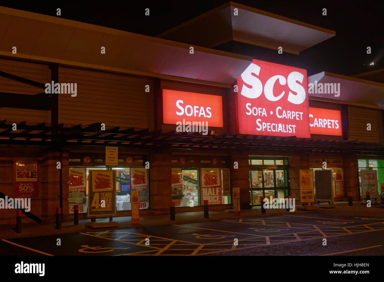 SCS Sofa Teppiche Schild am Abend Great Western Retail Park Stockfoto