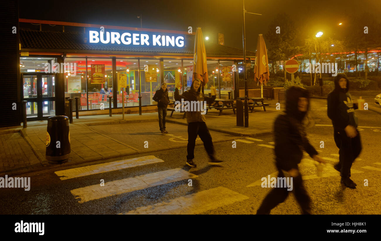 BurgerKing mit lokalen Teenager Drumchapel nachts Stockfoto