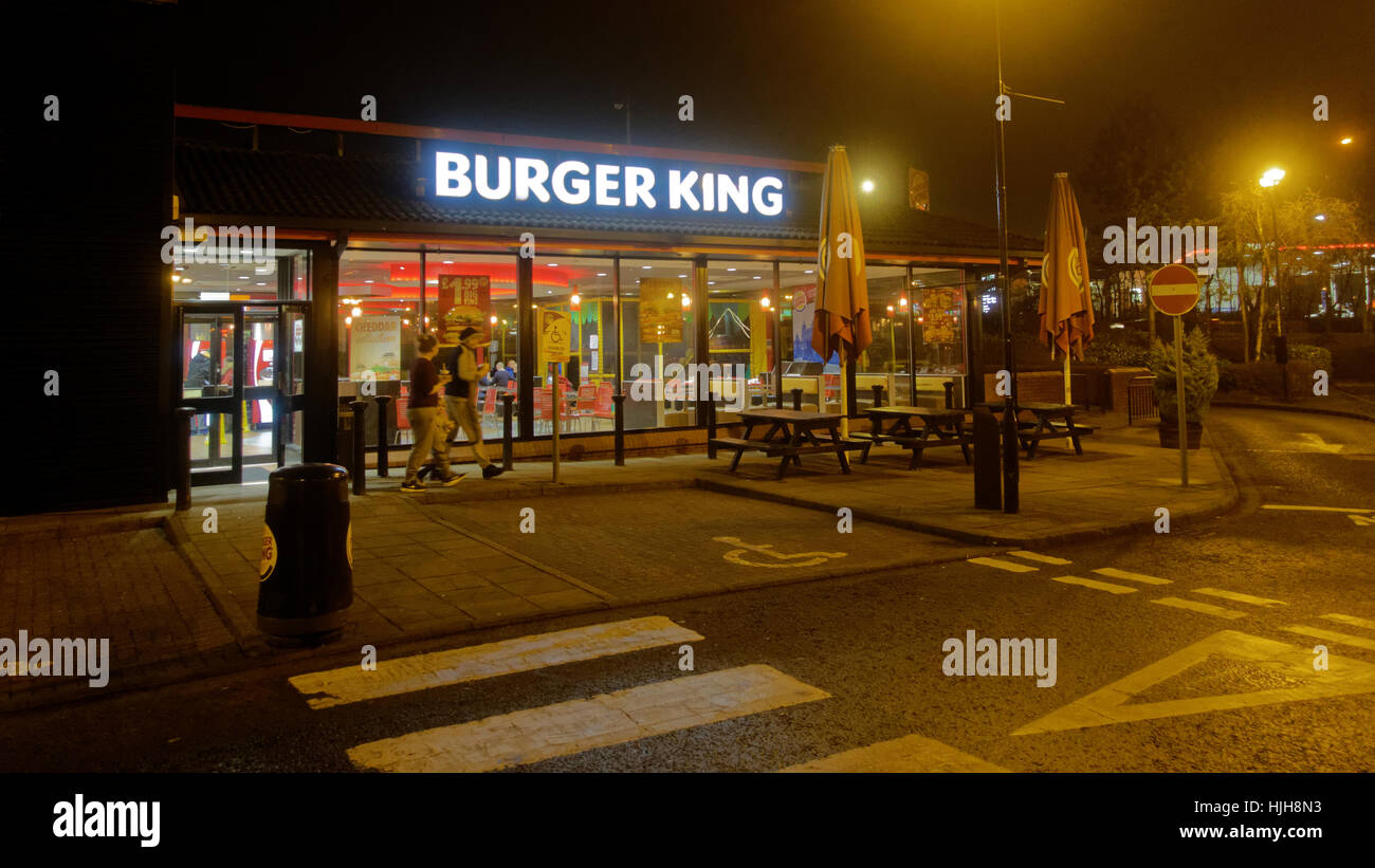 BurgerKing mit lokalen Teenager Drumchapel nachts Stockfoto