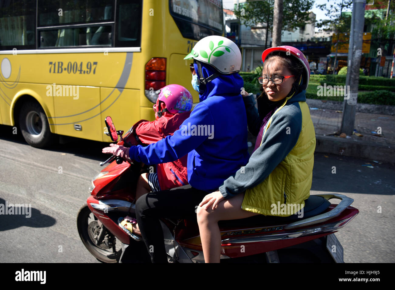 Südosten AsiaFamily Roller fahren auf den Straßen von Ho Chi Minh City, Vietnam Stockfoto