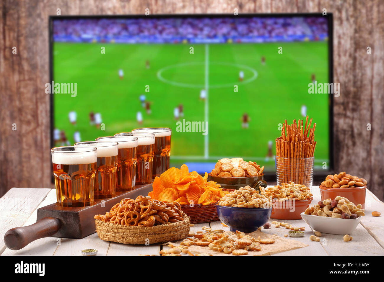 Bier und Snacks am Fußball match tv Hintergrund Stockfoto