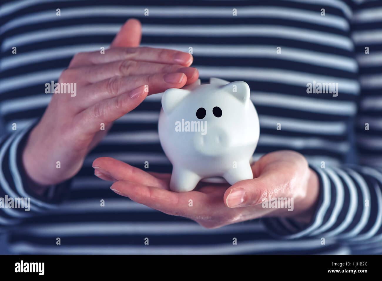 Frau mit Piggy Spardose, Haushaltsbudget, Finanzen und Einsparungen-Konzept Stockfoto