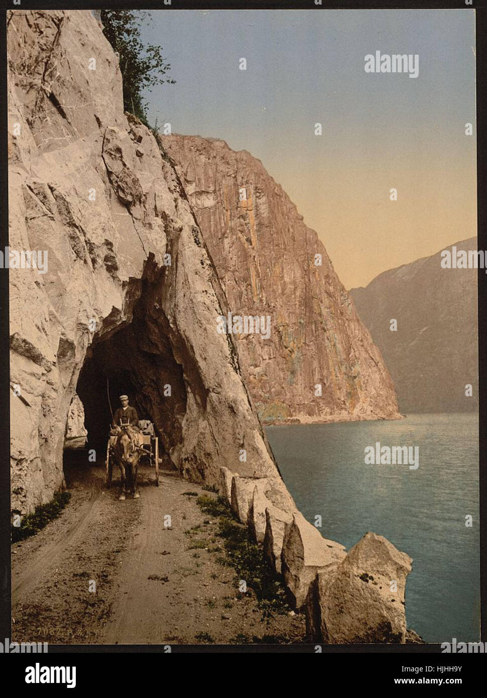 Straße nach Vorinfos (d. h. V u00f8ringsfoss), Hardanger Fjord, Norwegen - Photochrom XIXth Jahrhundert Stockfoto