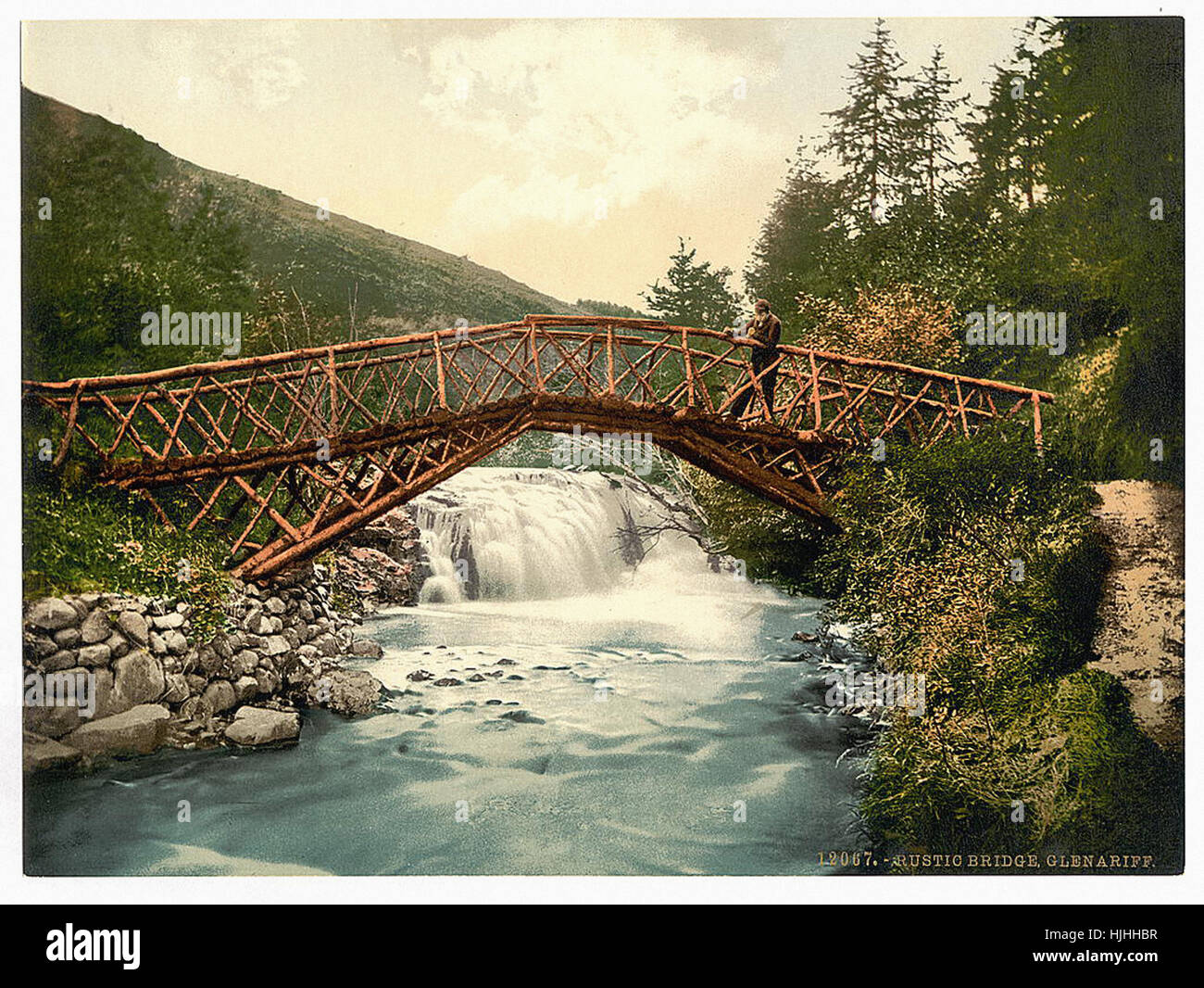 Rustikale Brücke im Glenariff. Grafschaft Antrim, Irland - Photochrom XIXth Jahrhundert Stockfoto