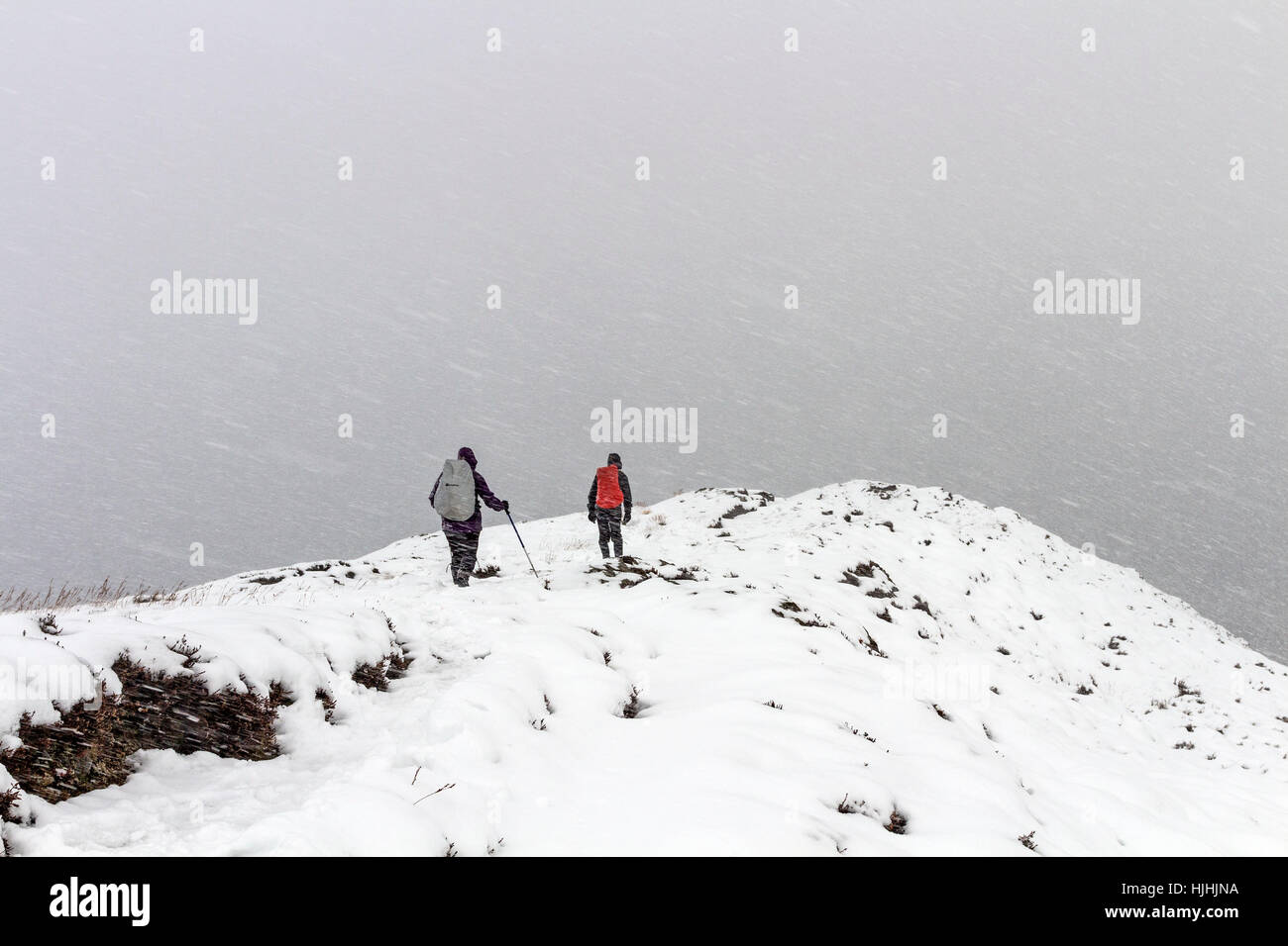 Wanderer auf den Berg Barrow in sich verschlechternde Wetter Bedingungen See Distrikt Cumbria UK Stockfoto