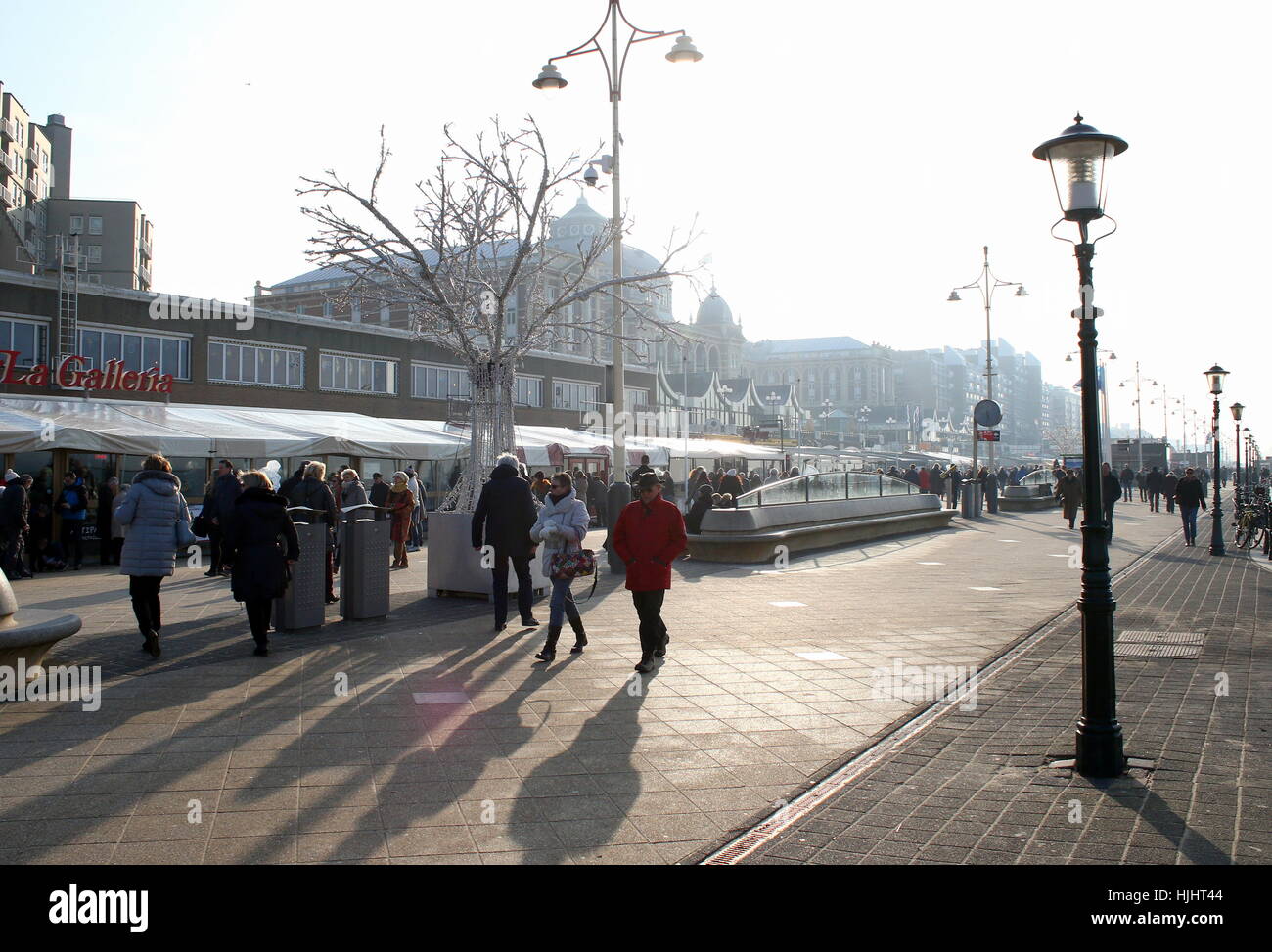 Touristen gehen auf dem Boulevard von Scheveningen. Nordsee Badeort Scheveningen - Den Haag (The Hague), Niederlande Stockfoto