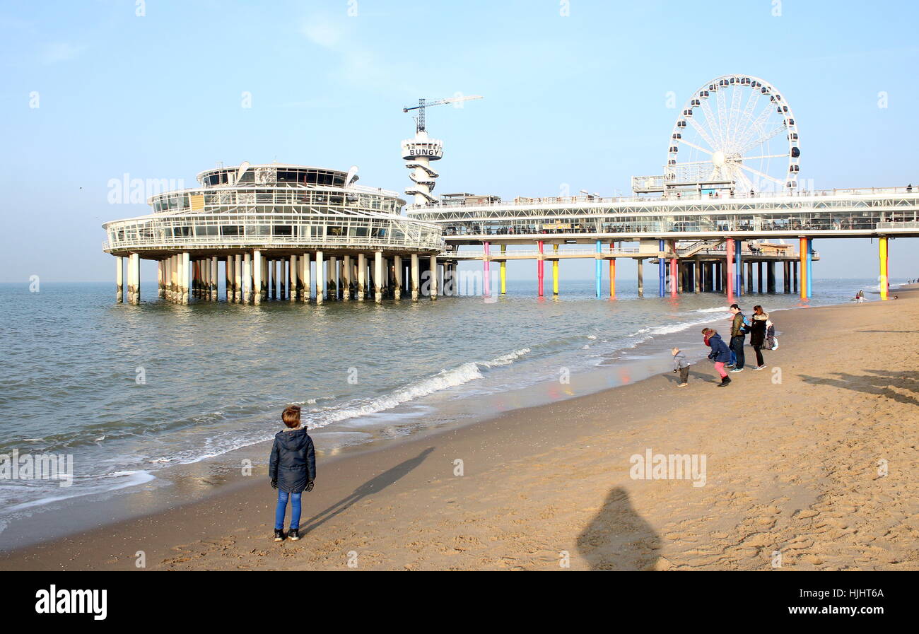 Touristen am Strand in der Nähe von Scheveningen Pier an der NordseeBadeort Scheveningen Den Touristen am Strand in der Nähe von Scheveningen Pier an der NordseeBadeort Scheveningen Den