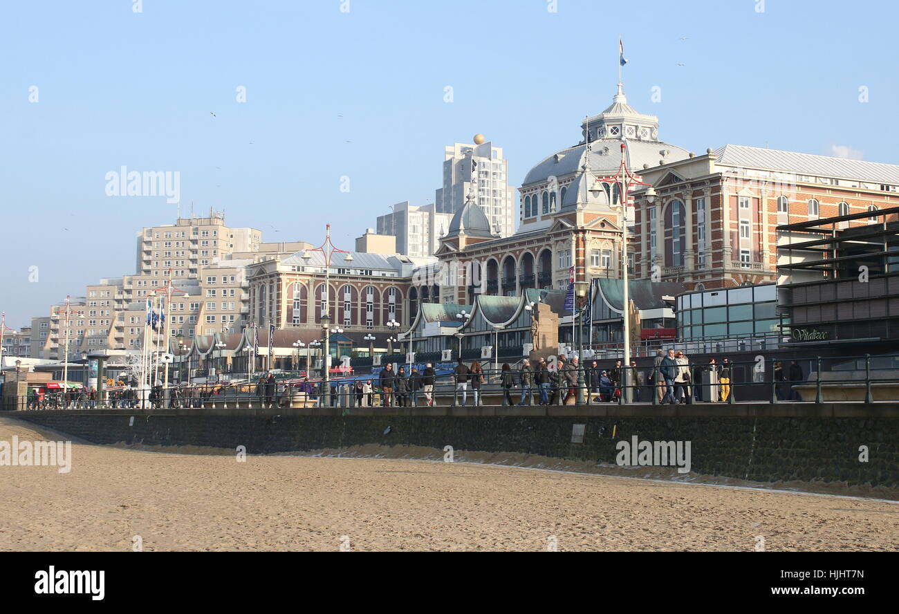 Die Promenade mit 19. Jahrhundert Kurhaus Hotel an der Nordsee-Badeort Scheveningen - Den Haag (The Hague), Niederlande. Stockfoto