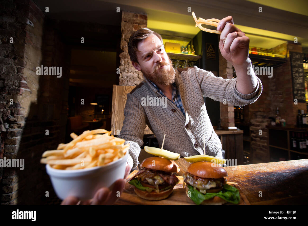 Pubs und Restaurants könnte bald bestraft werden, für die Zustellung von Dreifach gekocht Chips, Andy Bale, Manager des White Lion Pub, Finsbury Park UK Stockfoto