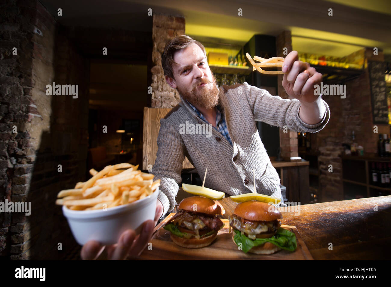 Pubs und Restaurants könnte bald bestraft werden, für die Zustellung von Dreifach gekocht Chips, Andy Bale, Manager des White Lion Pub, Finsbury Park UK Stockfoto