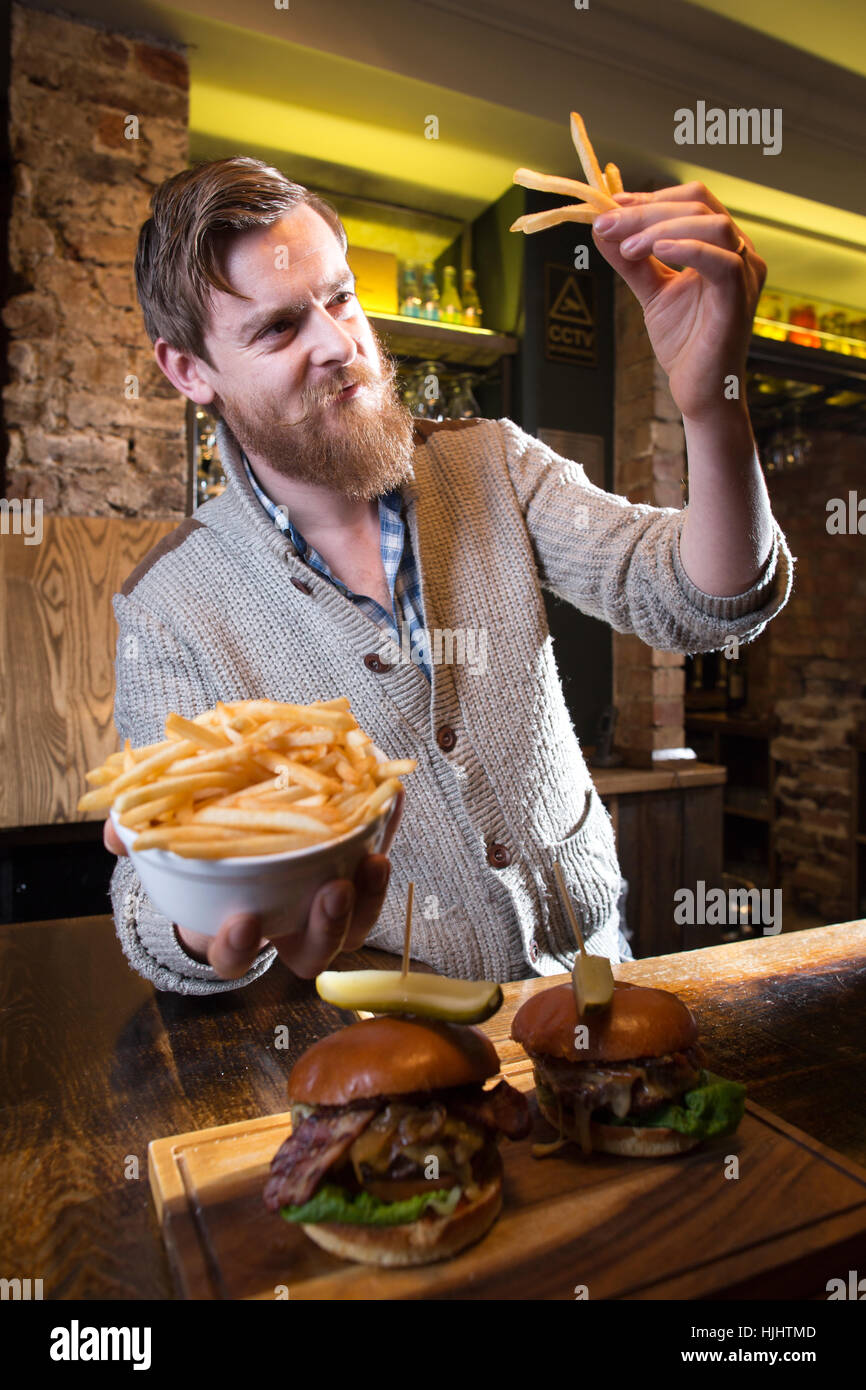 Pubs und Restaurants könnte bald bestraft werden, für die Zustellung von Dreifach gekocht Chips, Andy Bale, Manager des White Lion Pub, Finsbury Park UK Stockfoto