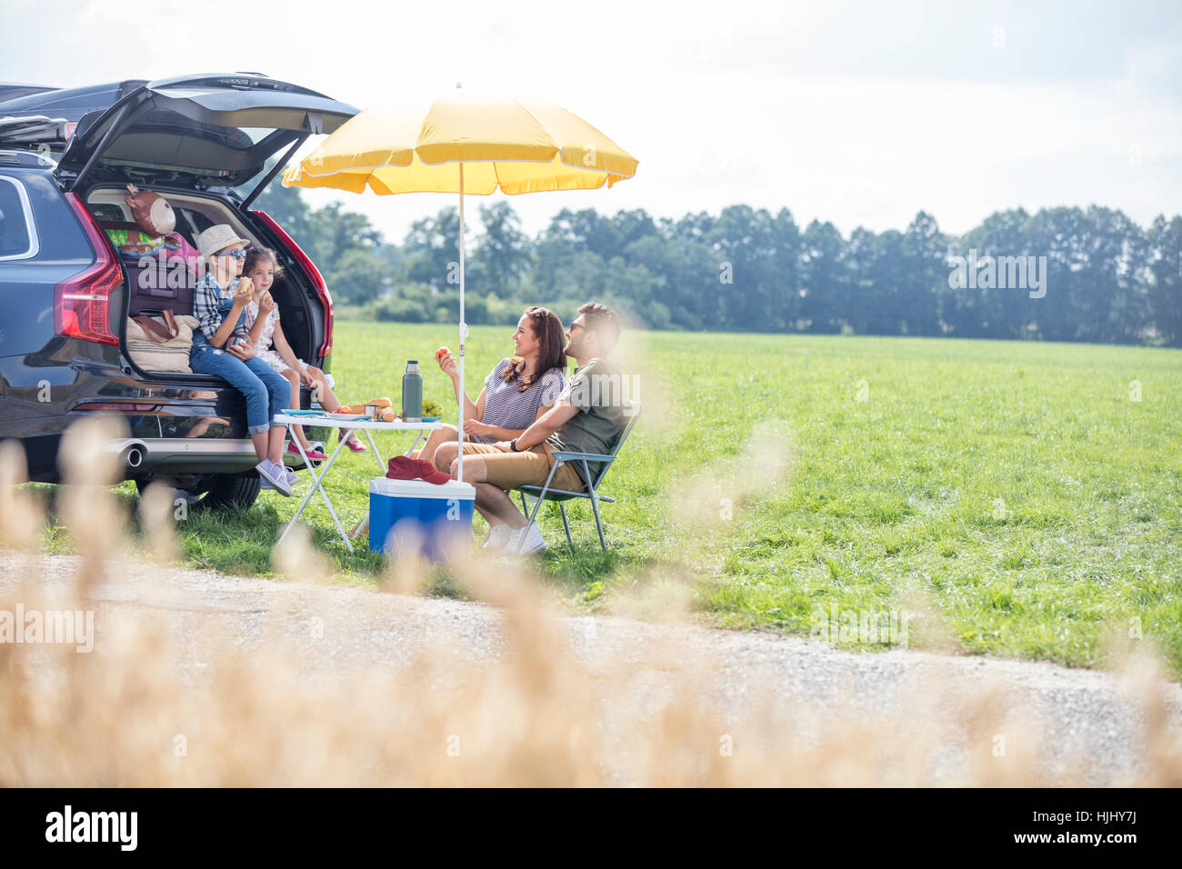 Glückliche Familie auf einem Roadtrip eine Pause am Straßenrand Stockfoto