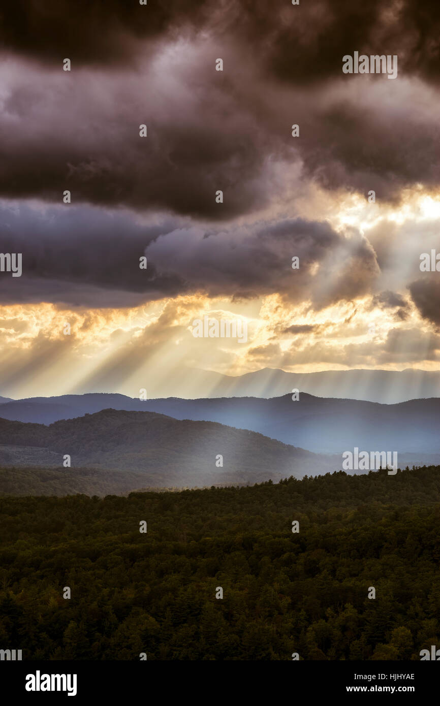 USA, Virginia, dramatische Ökoleder über Blue Ridge Mountains in der Dämmerung Stockfoto
