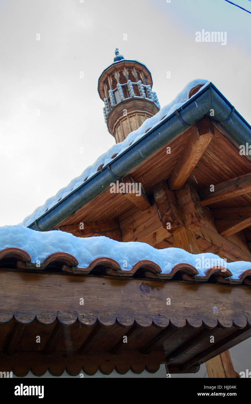 Hölzerne Moschee mit Schnee bedeckt Stockfoto