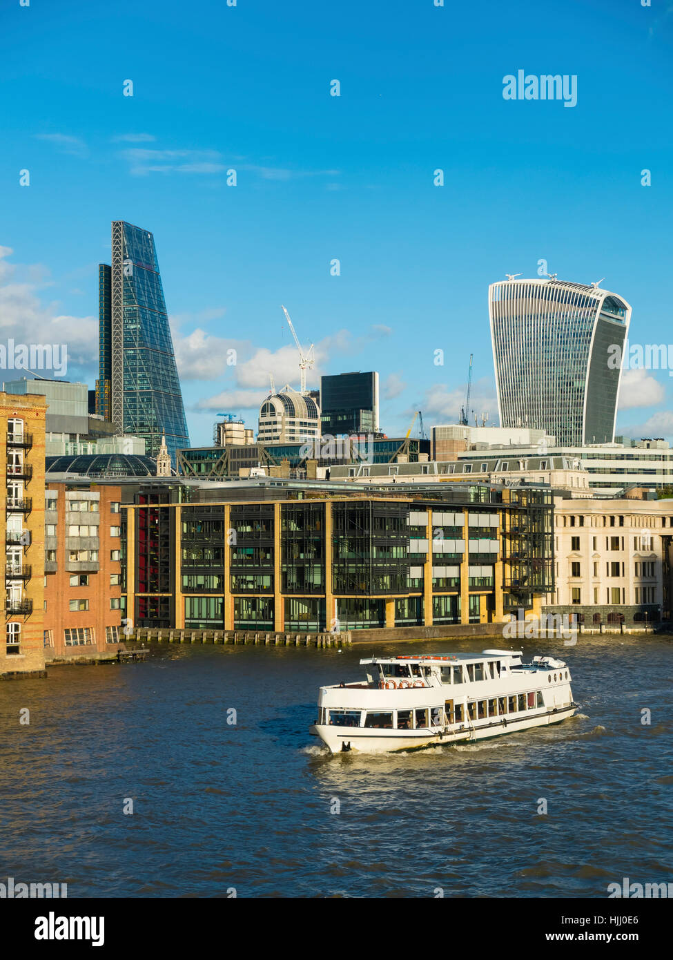 UK, London, anzeigen gebrochen Wharf mit Bootstour auf der Themse im Vordergrund Stockfoto