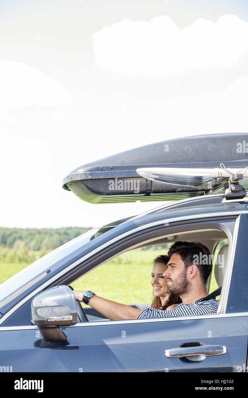 Paar Auto mit Dachgepäckträger Stockfoto