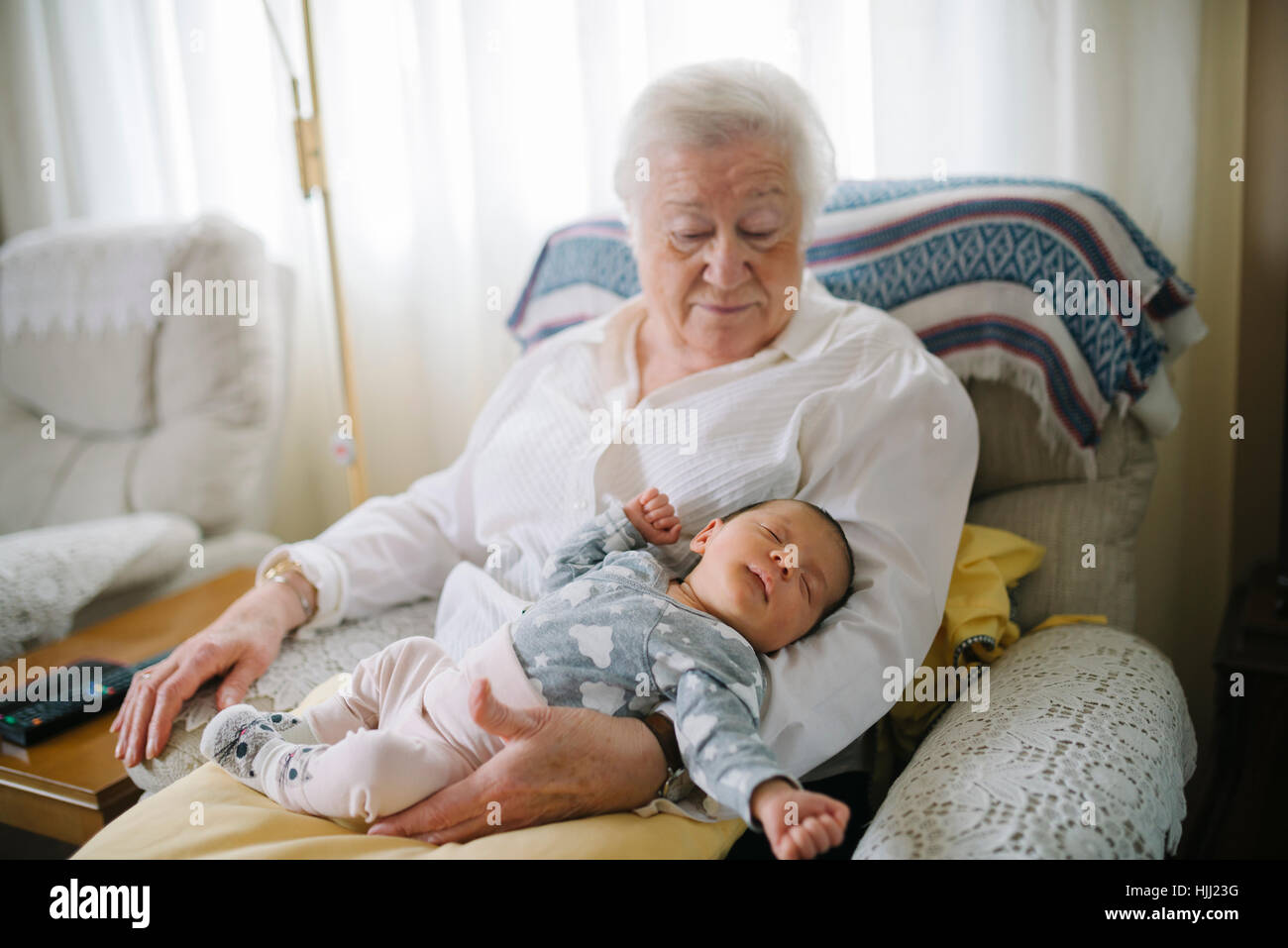 Urgroßmutter kümmert sich um ihre Ur-Enkelin zu Hause Stockfoto