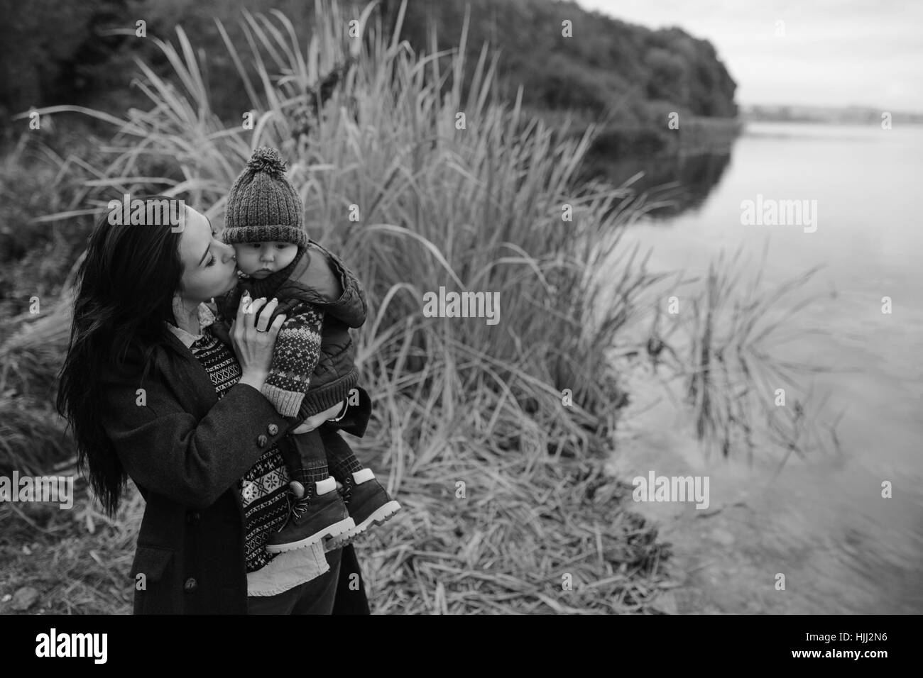 Frau und Kind am Ufer des Flusses Stockfoto