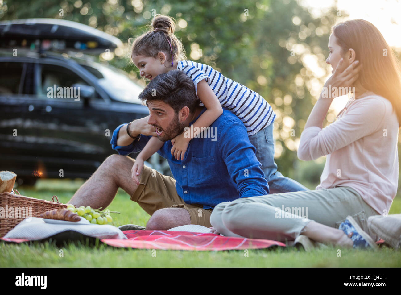 Glücklich mit einem Picknick im Road-trip Stockfoto