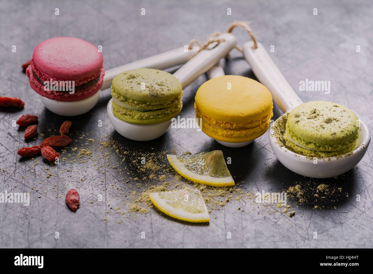 Vier Macarons auf Porzellan Löffel Stockfoto