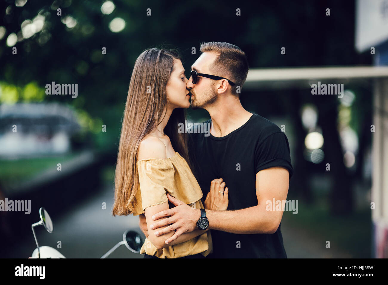 Süßes Paar küssen Stockfoto