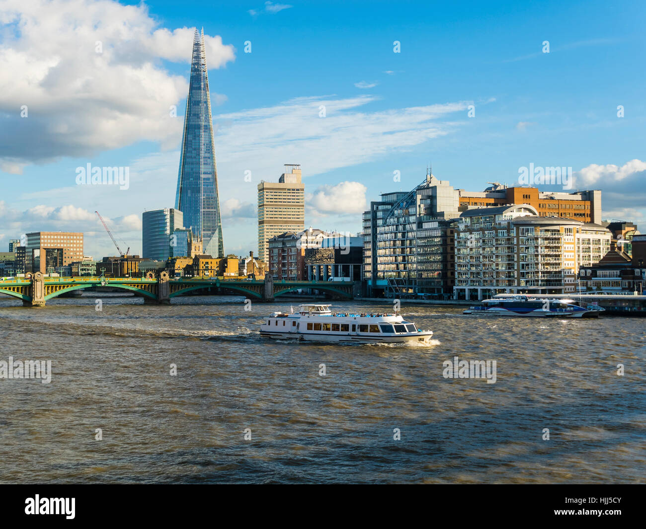 UK, London, Blick auf den Shard mit Bootstour auf der Themse im Vordergrund Stockfoto
