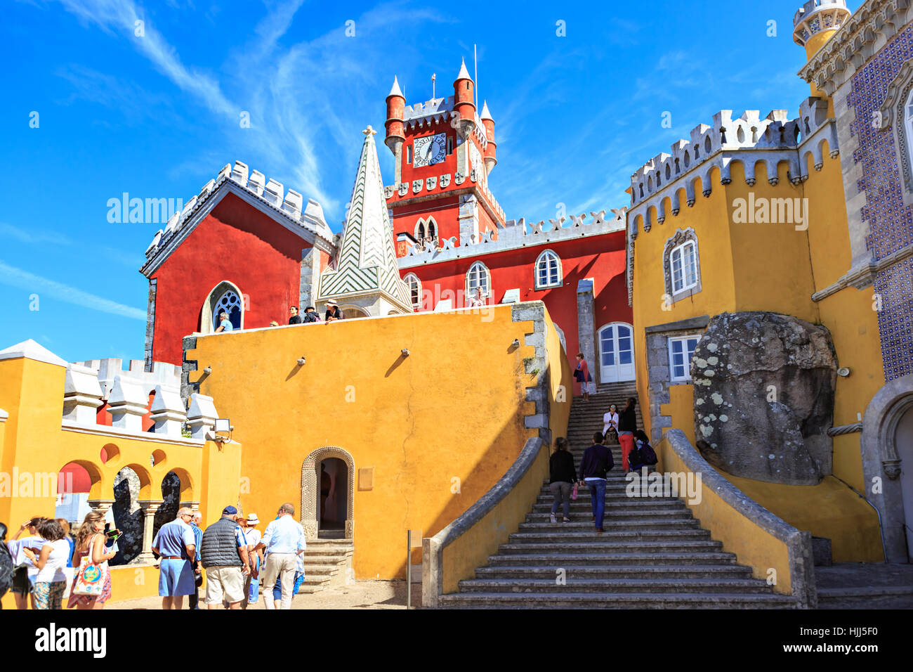 SINTRA, PORTUGAL - ca. Oktober 2016: Pena Park mit nationalen Palast von Pena in Sintra, Portugal Stockfoto