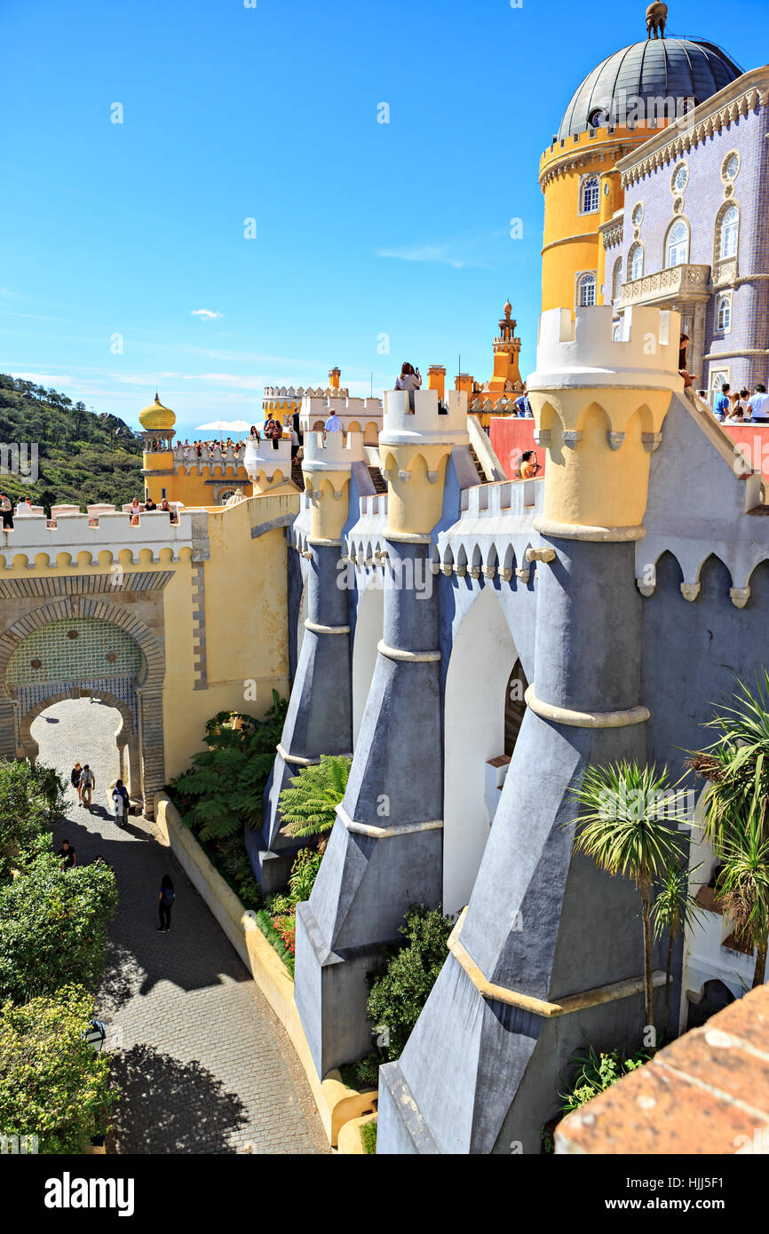 SINTRA, PORTUGAL - ca. Oktober 2016: Pena Park mit nationalen Palast von Pena in Sintra, Portugal Stockfoto