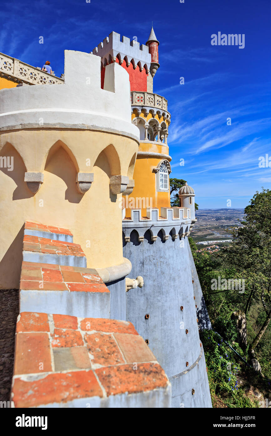 SINTRA, PORTUGAL - ca. Oktober 2016: Pena Park mit nationalen Palast von Pena in Sintra, Portugal Stockfoto