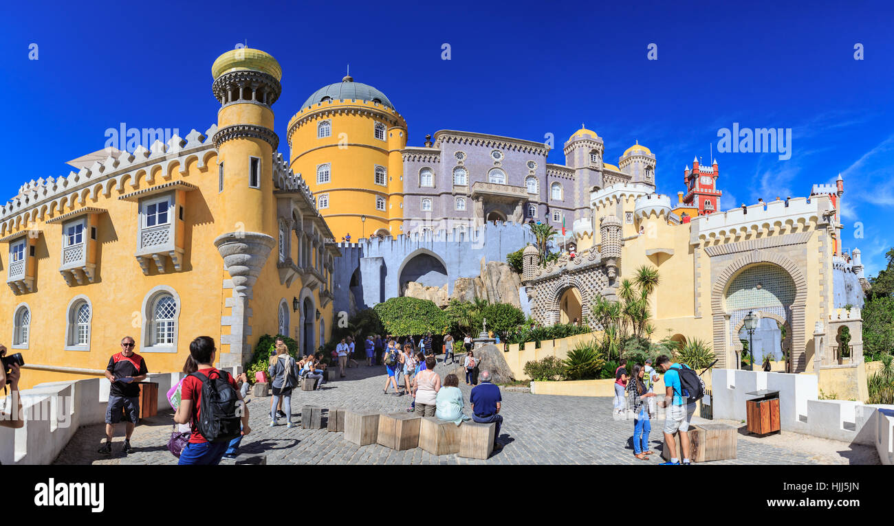 SINTRA, PORTUGAL - ca. Oktober 2016: Pena Park mit nationalen Palast von Pena in Sintra, Portugal Stockfoto