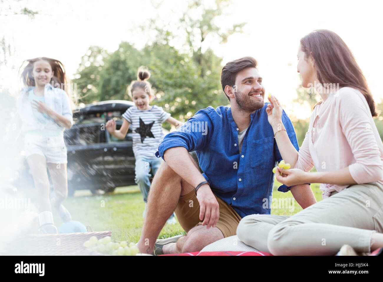 Glücklich mit einem Picknick im Road-trip Stockfoto